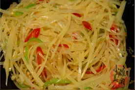 炒土豆丝时，直接下锅炒是大错！酒店大厨教你一招，爽脆不粘锅图片