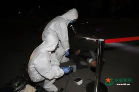 营区门口突发车祸 这个武警支队官兵紧急救援图片