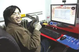高考647分的学霸，住网吧4年不回家，从早到晚打游戏，纪录片图片