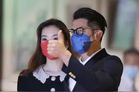 郭富城真有福气，老婆穿搭温柔大方，虽然年轻却很有贵妇气质图片