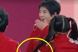 关晓彤想“抱”华晨宇，男方却不解风情，一个举动让贾玲都慌张图片