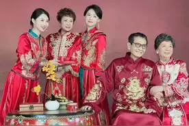 《外来媳妇本地郎》拍复古时装全家福，康伯康婶又回来了图片