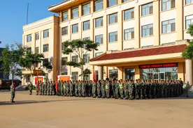 练兵备战再出发——武警官兵长途奔袭至野外驻训场练兵图片