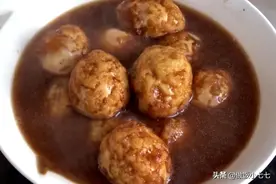 教你鸡蛋新吃法，先炸后煮，鸡蛋咸香入味，特下饭图片