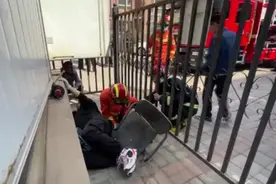 钢筋扎入臀部！呼和浩特一男子维修变压器箱时发生意外，倒地后疼得动不了图片