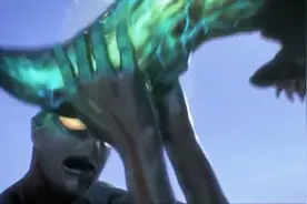 最特殊的两个奥特曼，一个脚趾清晰可见，一个亲吻哥斯拉图片