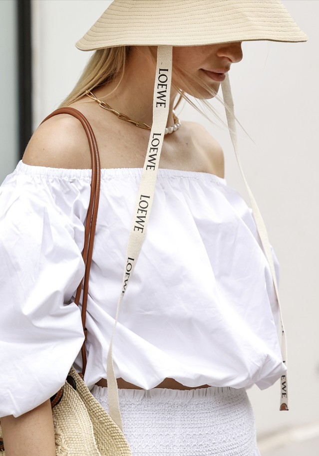 一字肩衣服怎么防止往下掉(一字肩衣服怎么防止上滑)-第4张图片