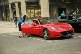 家长开跑车接送孩子，被老师劝“低调一点”，家长的回怼很霸气图片