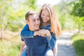 丈夫出差 我去闺蜜家吃饭，吃完后帮收碗筷，推开厨房门，如雷轰顶图片