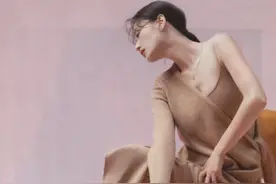 全智贤肢体好柔软，裸色连衣裙凹处优美姿势，看着就很难图片