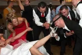 俄罗斯婚礼闹洞房，有你意想不到的疯狂图片