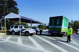 珠海司机注意！有人在车上贴满贴纸，一点空隙都不留，连吃两张罚单！图片