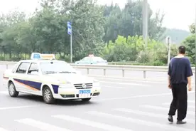 科三路考中不小心把人给撞了，究竟该谁来负责？交警告诉你答案视频封面