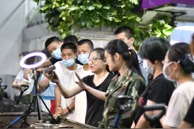 清华大学另类实训走红抖音，90后硬核女老师带170万人学铸造知识图片