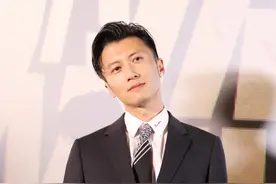 40岁谢霆锋久违亮相，利落笔挺不显老态，曾捐款100万援助河南图片