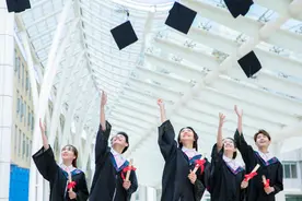 学生想要读到博士有多难？普通家庭承担不起，“穷困潦倒”五六年图片