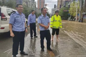 六枝特区：抗洪一线党旗红，将灾害影响降到最低程度图片