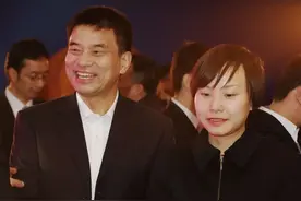 豪言跟她养猪“两年买车三年买房”，接掌千亿帝国的女文青，曾常去给猪“超度”图片