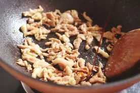 炒瘦肉有人放蛋清，有人放淀粉？大厨：都不对，难怪瘦肉又老又柴图片