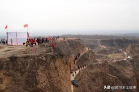 山西农民突发奇想，12人集资2000元，黄土沟建成小型娱乐园图片
