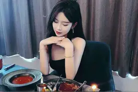 中国女足队员李影与网红女友晒恩爱惹热议，社媒上她只关注了C罗和女友！网友：出柜了？名记：早就不是秘密图片