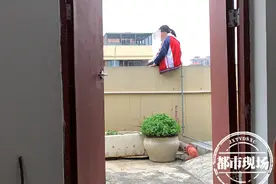 赣州：和母亲吵了一架，11岁女孩哭着爬上顶楼，欲跳楼轻生图片