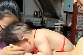 “吃货宝宝”火了，吃不到辅食直接啃碗，网友：这娃得多饿？图片