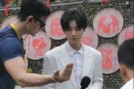 帅哥用脸鲨人！王俊凯路透梳中分穿白色西装生图超能打图片