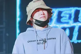 PGone复出受挫，现身酒吧表演不准上台，唱十分钟被骂到退场图片