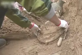 大墓中出土一锅新鲜鸡汤，味道鲜美千年不腐，考古界都无法相信视频封面