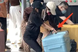 李小璐母女现身机场，甜馨帮忙提行李箱险些摔倒，乖巧懂事惹人疼图片