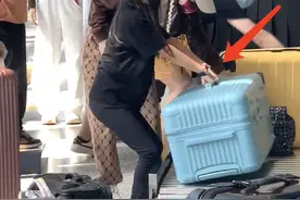 李小璐母女现身机场，甜馨帮忙提行李箱险些摔倒，乖巧懂事惹人疼图片