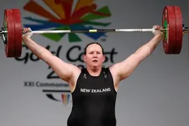 奥运史首次出现变性运动员，参加东京奥运女子举重，此前曾在男子比赛表现突出；有人质疑不公，有人呼吁包容图片