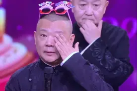 48岁郭德纲获德云社惊喜庆生，边录卫视春晚边抹泪，于谦也动容图片