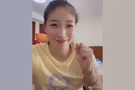 回国隔离21天，刘诗雯笑容满面，挥手谢球迷，爸爸奖励陈梦新项链图片