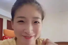 回国隔离21天，刘诗雯笑容满面，挥手谢球迷，爸爸奖励陈梦新项链图片