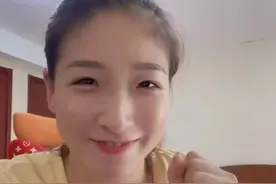 回国隔离21天，刘诗雯笑容满面，挥手谢球迷，爸爸奖励陈梦新项链图片
