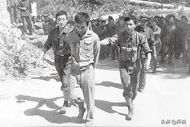 侦察兵活捉3名越军，未分开审讯，敌人趁机串供：我们是老百姓图片