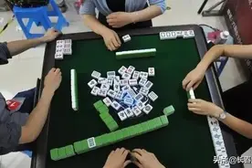 女老板打麻将一晚输5万，心生怀疑，装上监控发现了问题图片