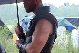 《复仇者联盟3》搞笑幕后，看到雷神和美队撑伞，我不行了哈哈哈图片