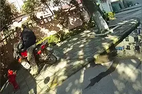 骑摩托车为什么不戴口罩？民警多问一句，一查居然是醉驾图片