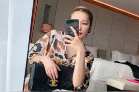 早秋女装上新，宽松V领连衣裙图片