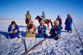 -30℃草原生活：羊群抱团取暖，马背全是冰，牧民坚守自然规律图片