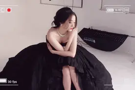 关晓彤穿黑丝亮相蜡像揭幕，又翻车了？“国民闺女”究竟怎么了？图片