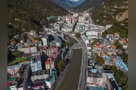川西高原上的繁华都市，传承2000年的古老民俗，这里是阿坝马尔康图片