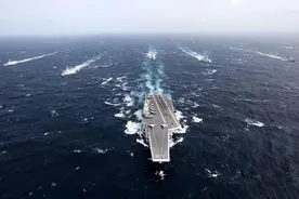 2013年中美军舰南海对峙，美舰强闯我航母防区，被我军舰逼开图片