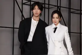 杨幂代言透光袜火上热搜，留意她秀出的腿：已到人见人爱的程度图片