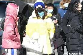 张雨绮上央视老台好奢华，穿“盔甲”羽绒服，挎15万包像个富婆图片