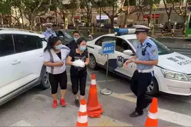 阎良一女子工作时不慎割断两根手指 交警接力护送下得以及时就医图片