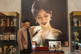 演员老公亲自当狗仔，韩剧《顶楼》狗血剧情继续，金顺玉啥都能编图片